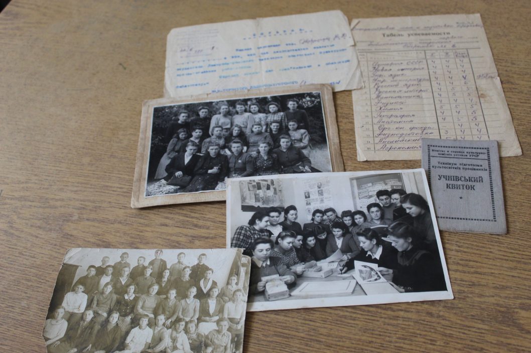 Історичний музей Дніпра поповнився унікальними документами, фото та предметами кераміки