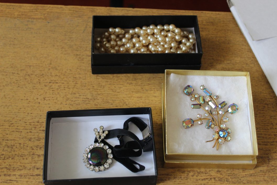 Історичний музей Дніпра поповнився унікальними документами, фото та предметами кераміки