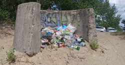 Мешканці Дніпра перетворюють стихійний пляж на смітник
