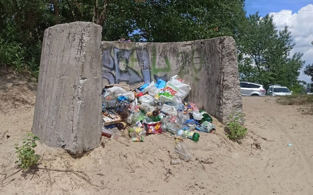 Мешканці Дніпра перетворюють стихійний пляж на смітник
