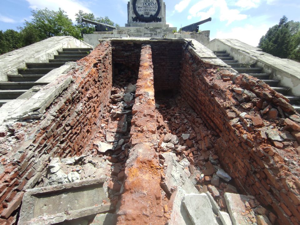 В Днепре в Севастопольском парке с братской могилы демонтировали мемориальную табличку - рис. 3