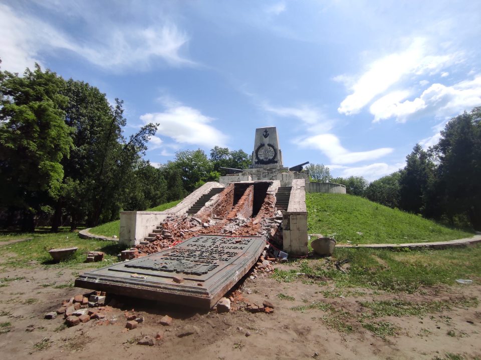 В Днепре в Севастопольском парке с братской могилы демонтировали мемориальную табличку - рис. 4