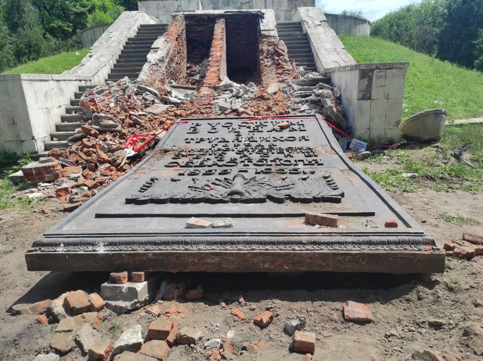 В Днепре в Севастопольском парке с братской могилы демонтировали мемориальную табличку - рис. 2