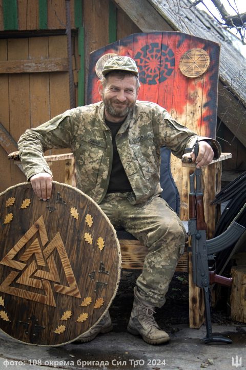 Хотів зробити табуретку, а вийшов трон: як творчість допомагає бійцям з Дніпропетровщини на фронті
