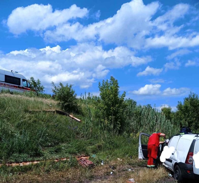 На Дніпропетровщині врятували чоловіка, який злетів на автівці в кювет