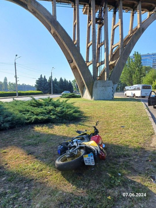 У Дніпрі мотоцикліст врізався у бордюр на розв’язці та перекинувся
