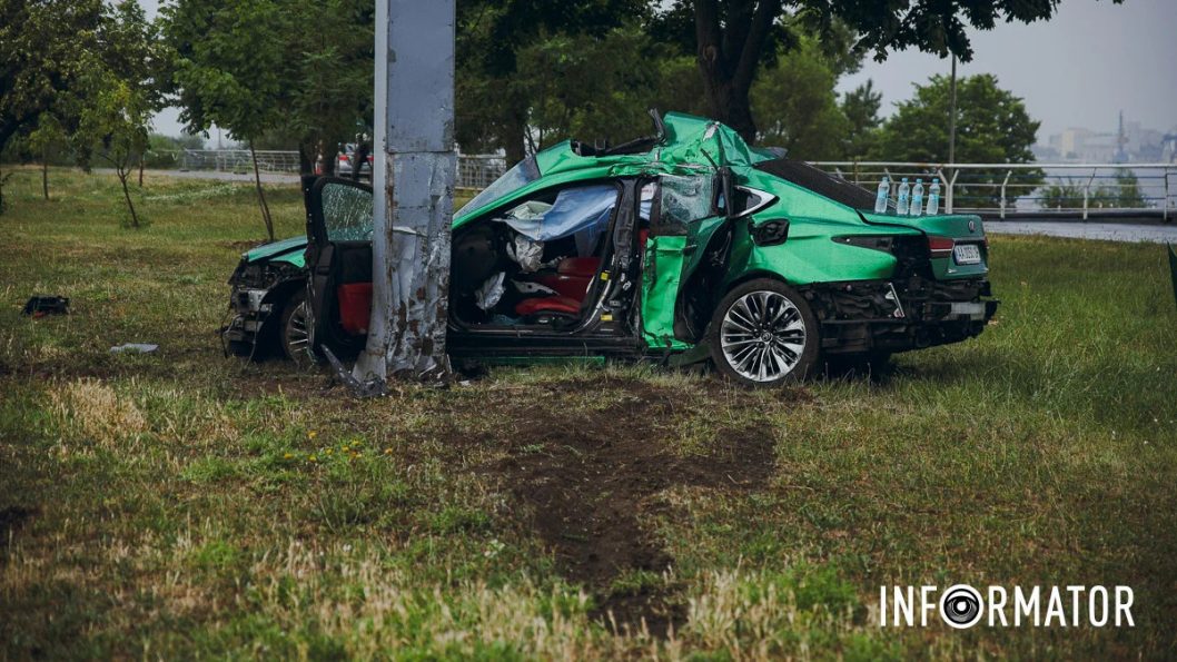 Водій Lexus не впорався з керуванням на мокрій дорозі: у Дніпрі сталася ДТП з постраждалими - рис. 1