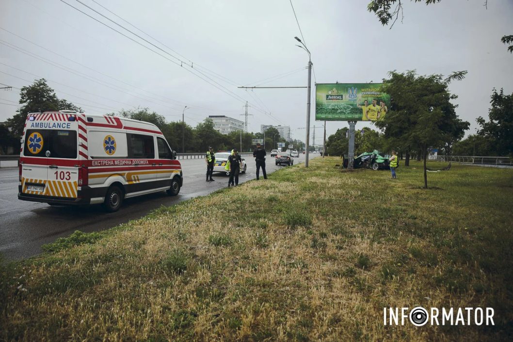 Водій Lexus не впорався з керуванням на мокрій дорозі: у Дніпрі сталася ДТП з постраждалими - рис. 2