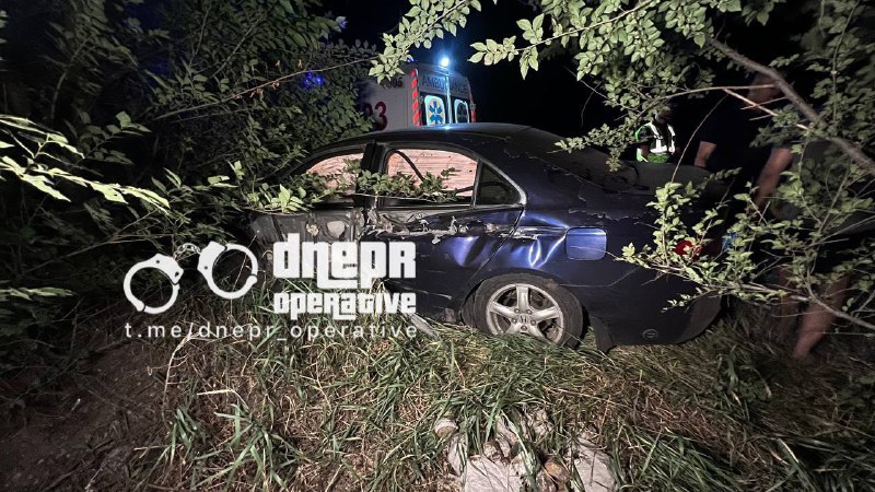 На Дніпропетровщині легковик влетів під вантажівку: водій дивом вижив