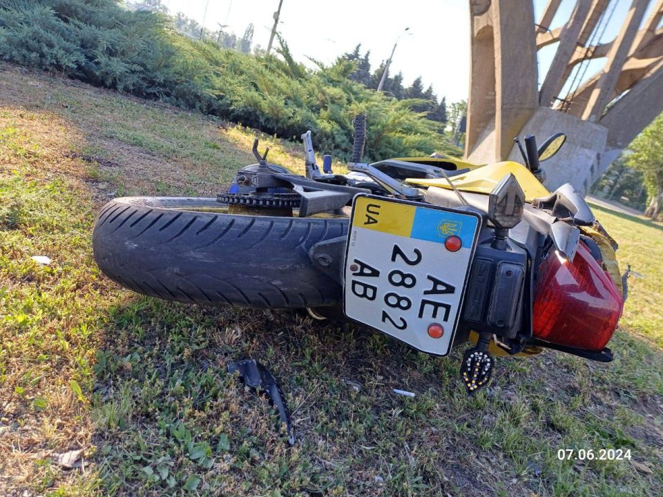 У Дніпрі мотоцикліст врізався у бордюр на розв’язці та перекинувся