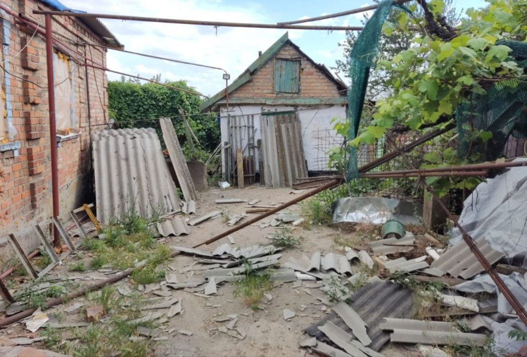 Цілий день окупанти гатили по Нікопольщині: постраждав 17-річний хлопець