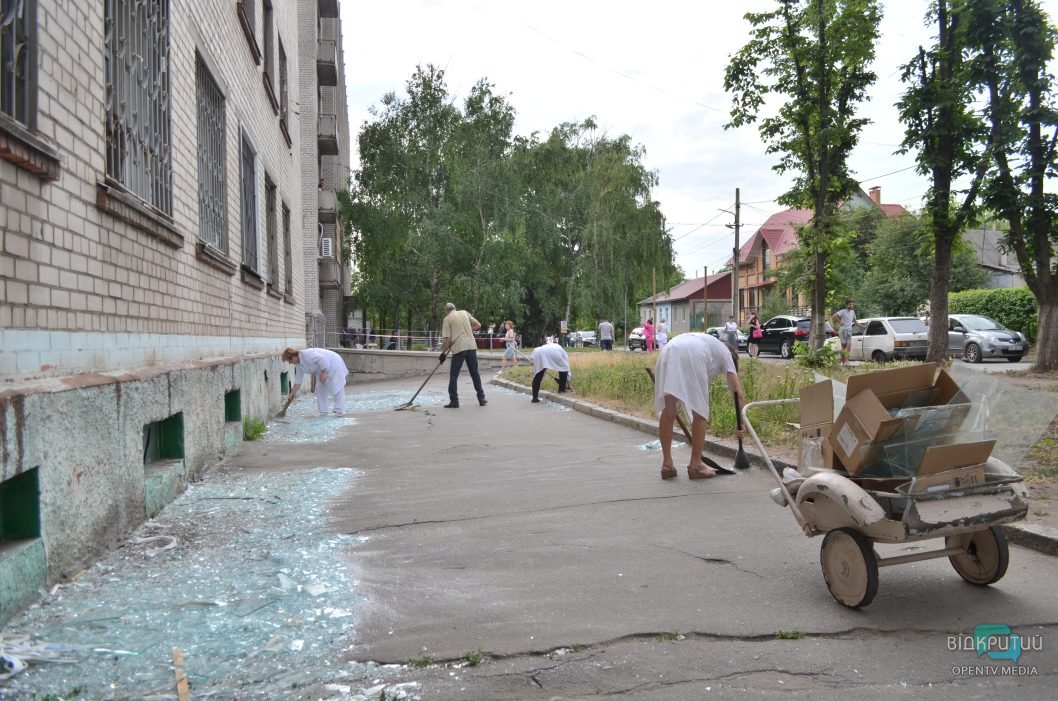 Повреждены дома и выбиты окна: последствия ракетной атаки россиян по Днепру - рис. 6