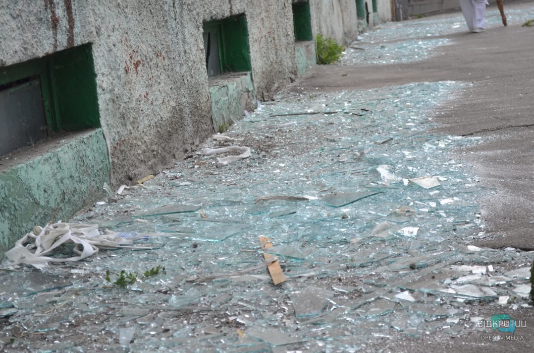 Повреждены дома и выбиты окна: последствия ракетной атаки россиян по Днепру - рис. 7