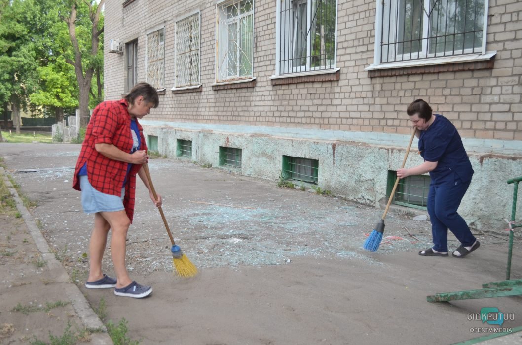 Повреждены дома и выбиты окна: последствия ракетной атаки россиян по Днепру - рис. 9