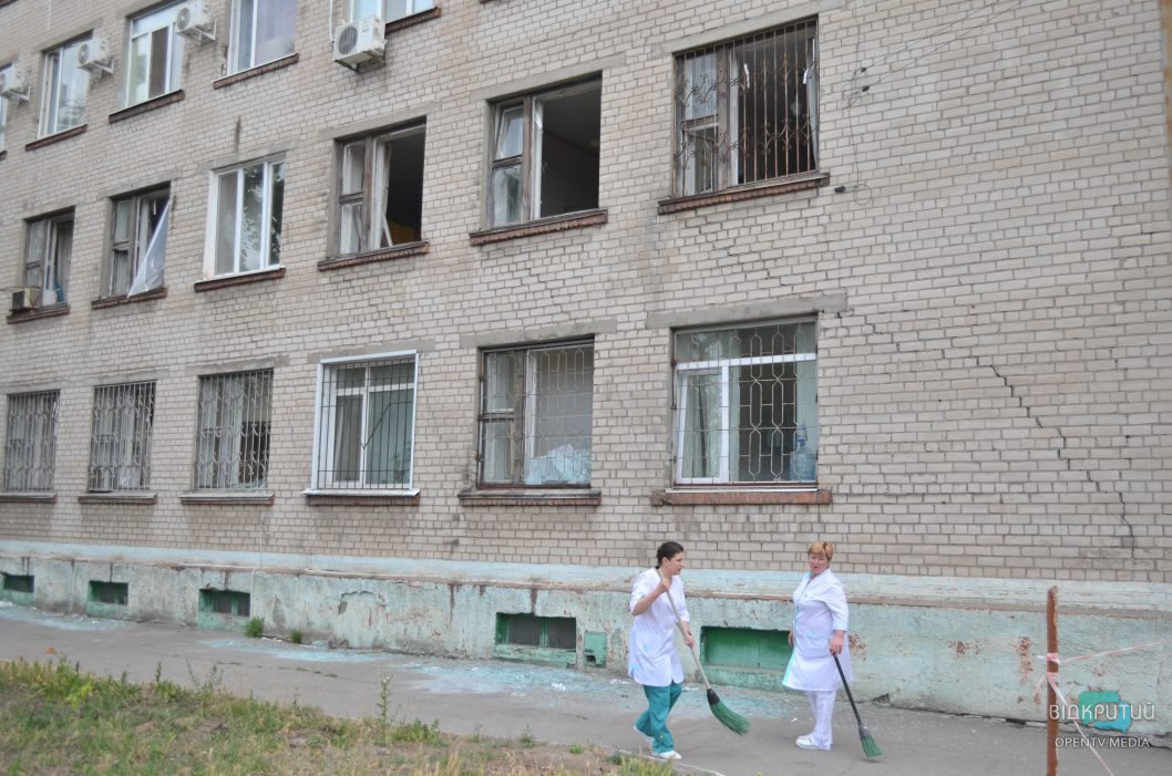 Повреждены дома и выбиты окна: последствия ракетной атаки россиян по Днепру - рис. 10