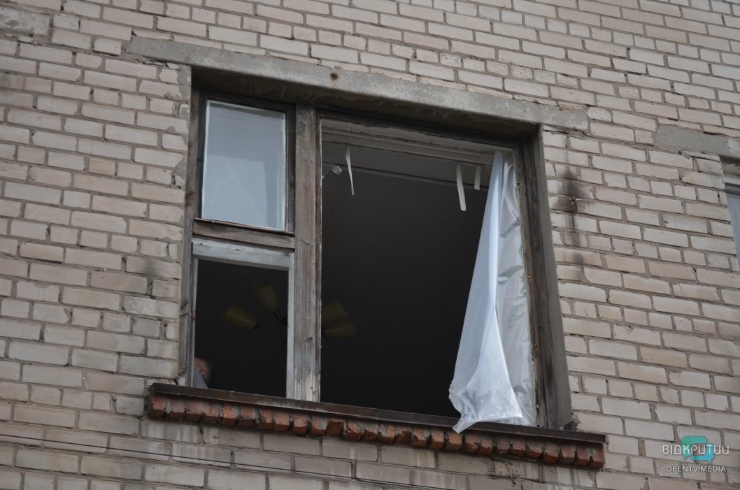 Повреждены дома и выбиты окна: последствия ракетной атаки россиян по Днепру - рис. 12