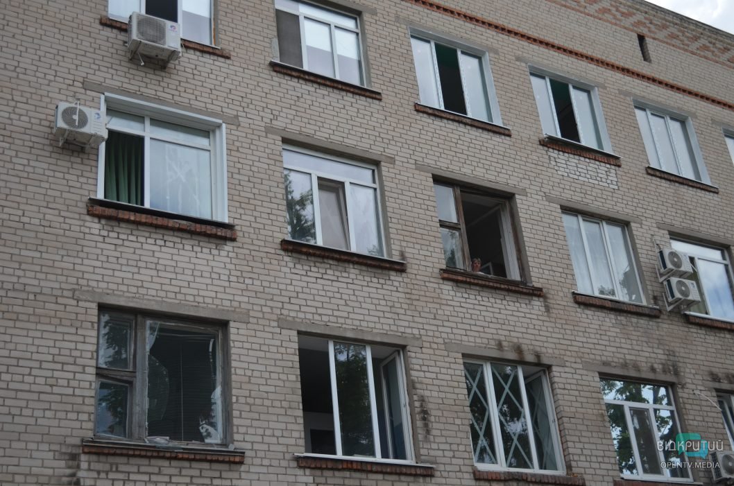 Повреждены дома и выбиты окна: последствия ракетной атаки россиян по Днепру - рис. 13