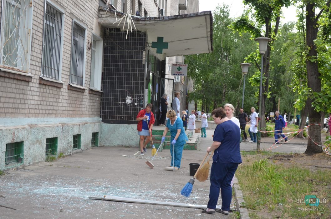 Повреждены дома и выбиты окна: последствия ракетной атаки россиян по Днепру - рис. 16