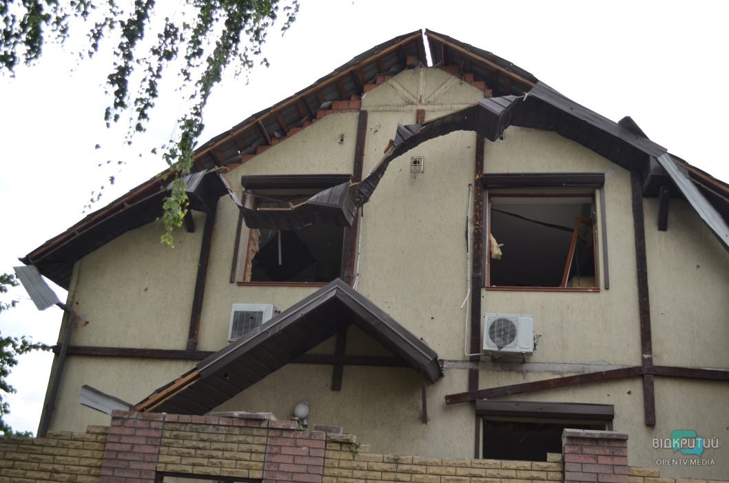 Повреждены дома и выбиты окна: последствия ракетной атаки россиян по Днепру - рис. 21