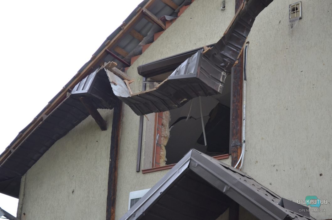 Повреждены дома и выбиты окна: последствия ракетной атаки россиян по Днепру - рис. 22