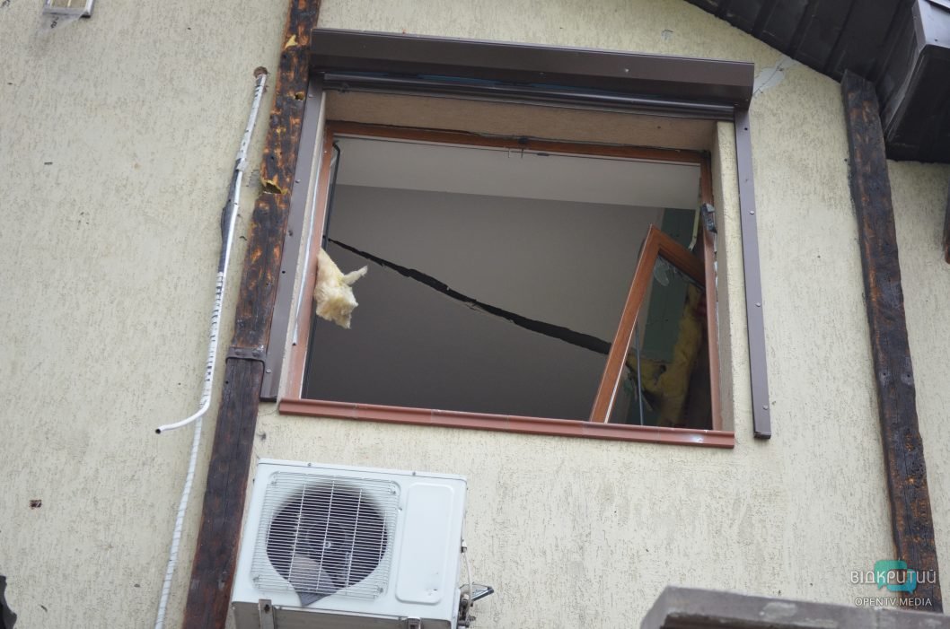 Повреждены дома и выбиты окна: последствия ракетной атаки россиян по Днепру - рис. 23