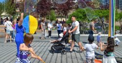 Фотозоны, игры и концертная программа: в центре Днепра отметили День защиты детей - рис. 1