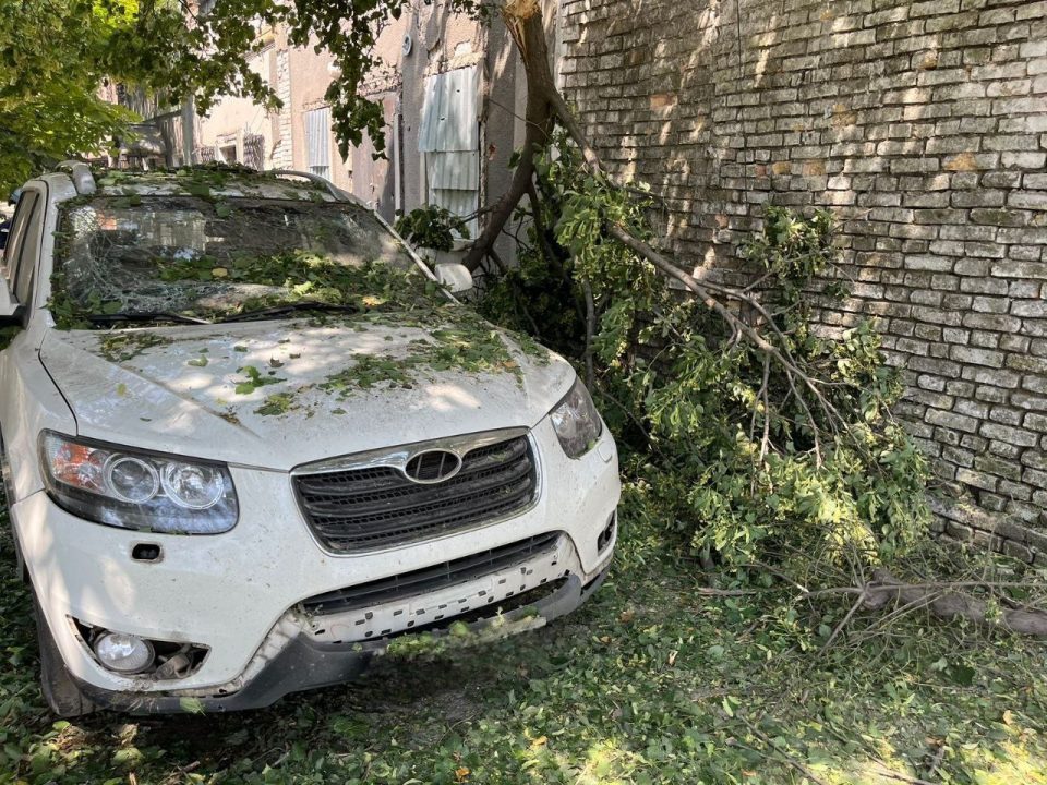 Ворог 13 разів атакував Нікопольщину: поранено двох людей, район зазнав великих пошкоджень - рис. 2