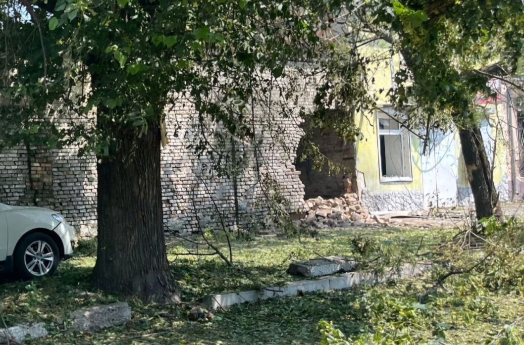 Враг 13 раз атаковал Никопольщину: ранены два человека, район получил большие повреждения - рис. 1