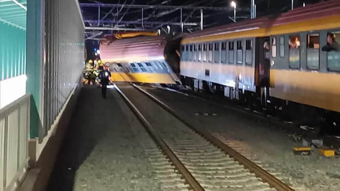 У Чехії пасажирський поїзд, що прямував в Україну, зіткнувся з вантажним: 4 людей загинули - рис. 1