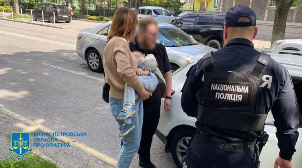 У Дніпрі завершили досудове розслідування щодо 19-річної матері, яка намагалася продати сина