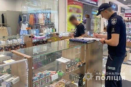 У Дніпрі на полицях магазинів продавали безакцизні тютюнові вироби майже на мільйон гривень