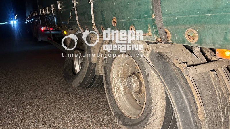 На Дніпропетровщині легковик влетів під вантажівку: водій дивом вижив