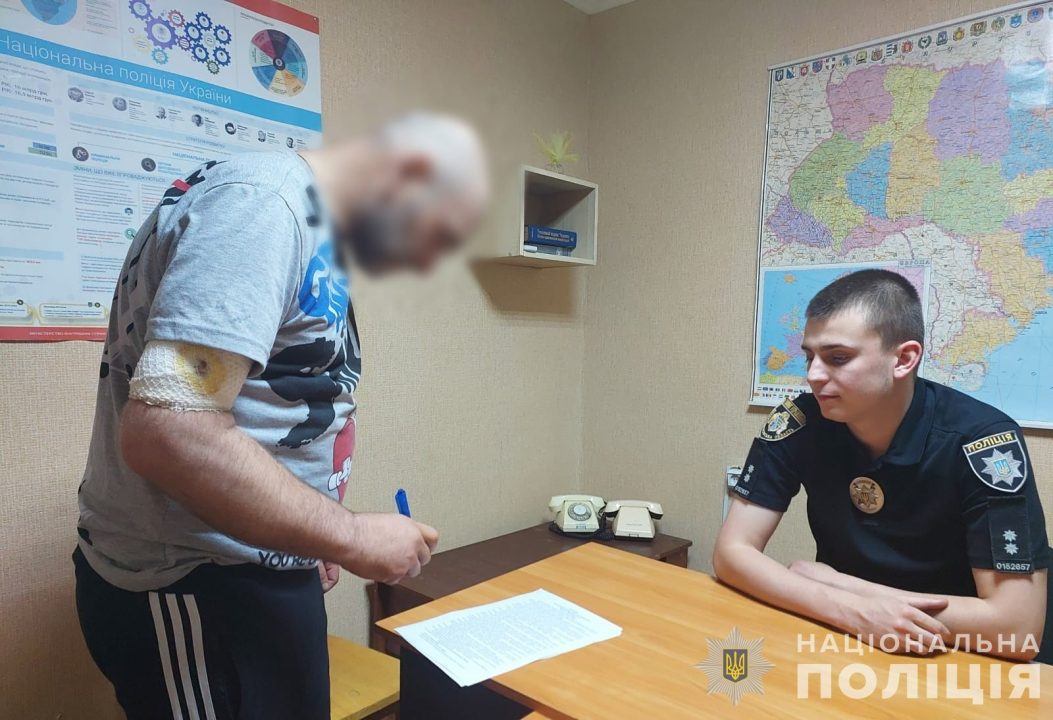 На Дніпропетровщині зловмисник пограбував військового, якому стало зле - рис. 1