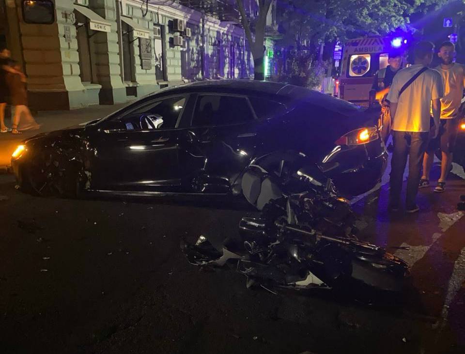 ДТП у центрі Дніпра: автомобіль зіткнувся з мотоциклістом 