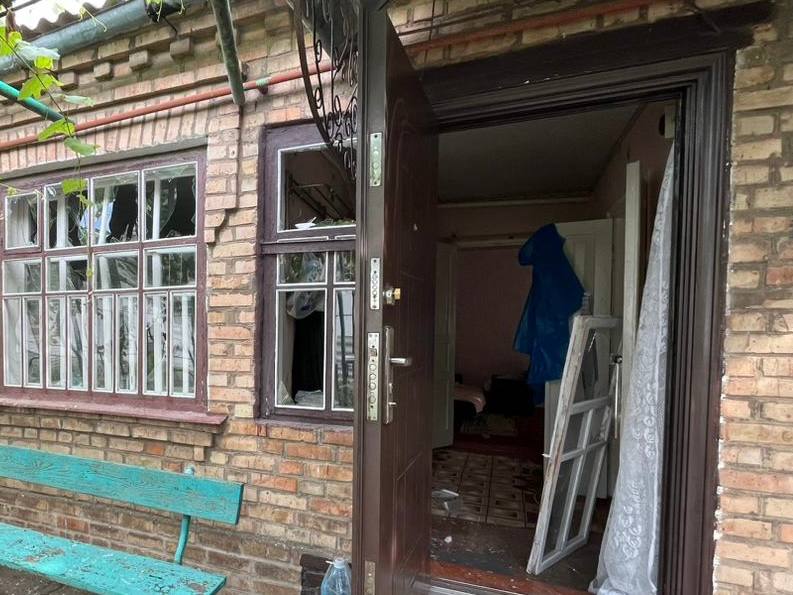 Внаслідок російських обстрілів у Нікополі постраждали три жінки - рис. 4