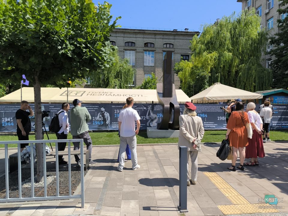 У Дніпрі відкрили пам'ятник загиблим від бомб до 100-річчя Вадима Сідура