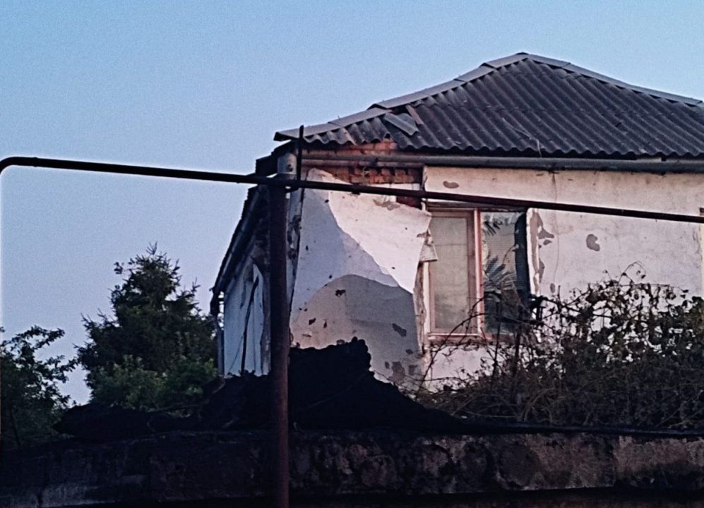 Повреждены дома, гаражи и ЛЭП: враг атаковал Никопольщину и Покровскую громады Днепропетровщины - рис. 3