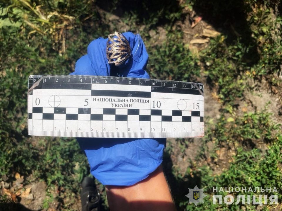 У Дніпрі чоловік замовив поштою золоту каблучку та намагався з нею втекти - рис. 1