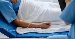 В Днепре в больницу обратились трое пострадавших в результате попадания российской ракеты в многоэтажку - рис. 2