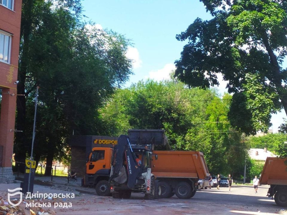Вивезли понад 150 машин будівельного сміття: у Дніпрі комунальники працюють на місці ракетного удару - рис. 1