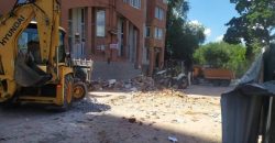 Вывезли более 150 машин строительного мусора: в Днепре коммунальщики работают на месте ракетного удара - рис. 15