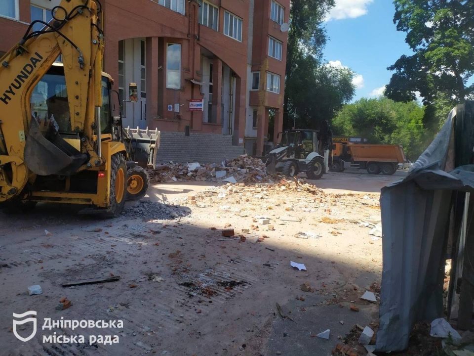 Вивезли понад 150 машин будівельного сміття: у Дніпрі комунальники працюють на місці ракетного удару - рис. 2