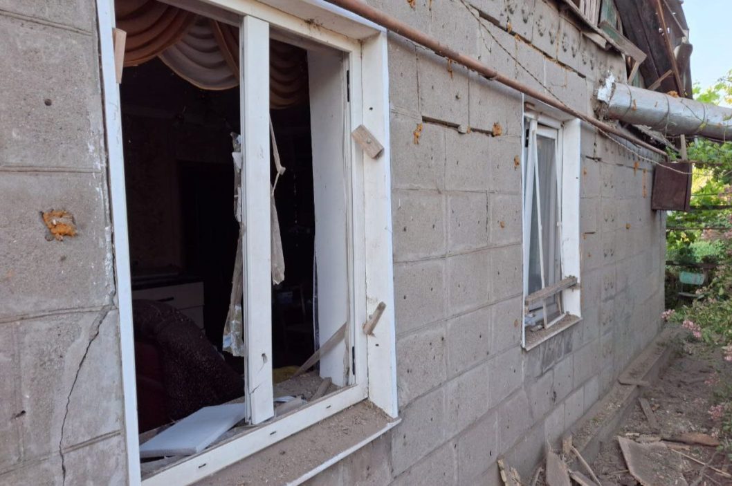 Постраждали дві жінки, пошкоджені будинки та ЛЕП: з вечора і до ранку ворог обстрілював Нікопольщину