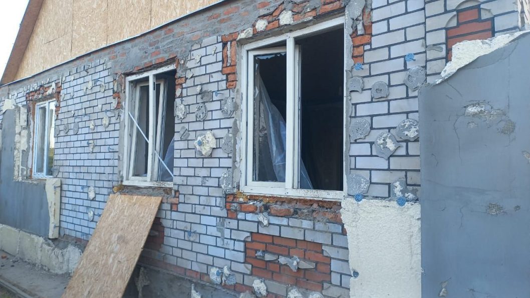 Постраждали дві жінки, пошкоджені будинки та ЛЕП: з вечора і до ранку ворог обстрілював Нікопольщину