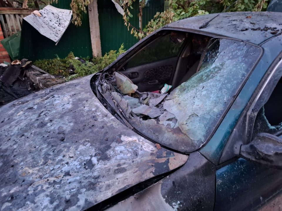 Постраждали дві жінки, пошкоджені будинки та ЛЕП: з вечора і до ранку ворог обстрілював Нікопольщину