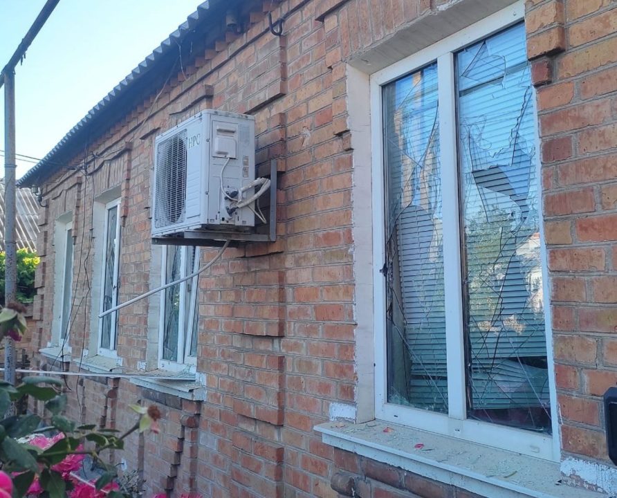 Оккупанты атаковали Никопольщину: повреждены коммунальное предприятие, дома и линия ЛЭП - рис. 2