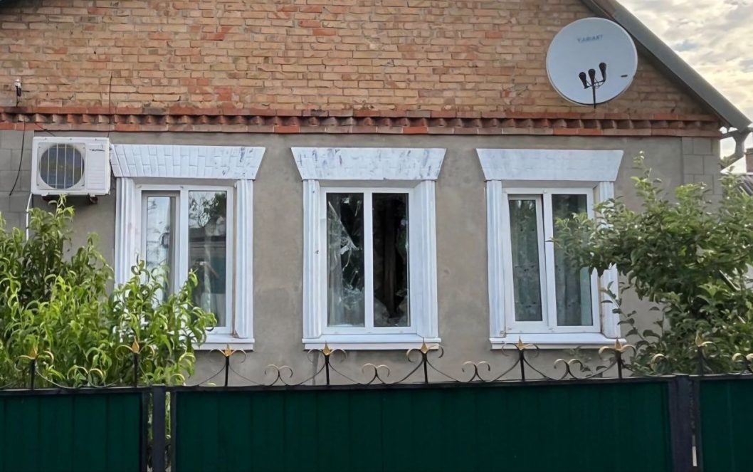 Пошкоджені будинки, газогони та ЛЕП: внаслідок обстрілів Дніпропетровщини постраждала 44-річна жінка