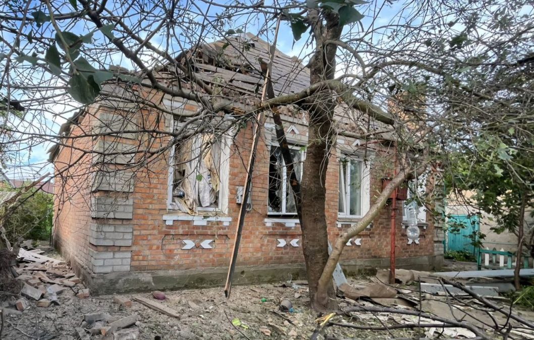Пошкоджені будинки, газогони та ЛЕП: внаслідок обстрілів Дніпропетровщини постраждала 44-річна жінка