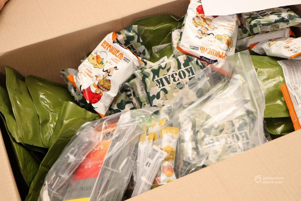 Тушеное мясо, каши и галетное печенье: в Днепре ВПО ежемесячно получают бесплатные наборы продуктов питания - рис. 3