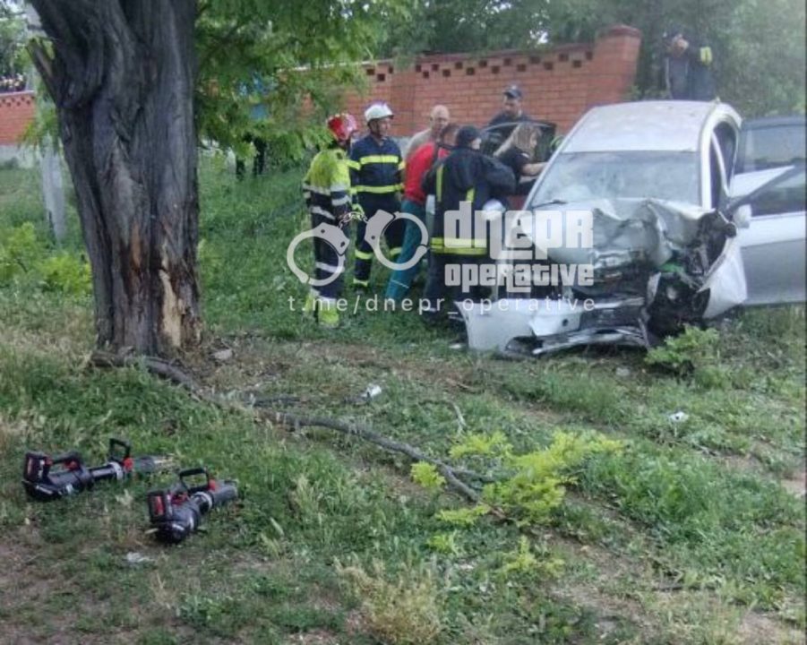 В пригороде Днепра Geely влетел в дерево: водитель погиб, пассажира госпитализировали - рис. 1